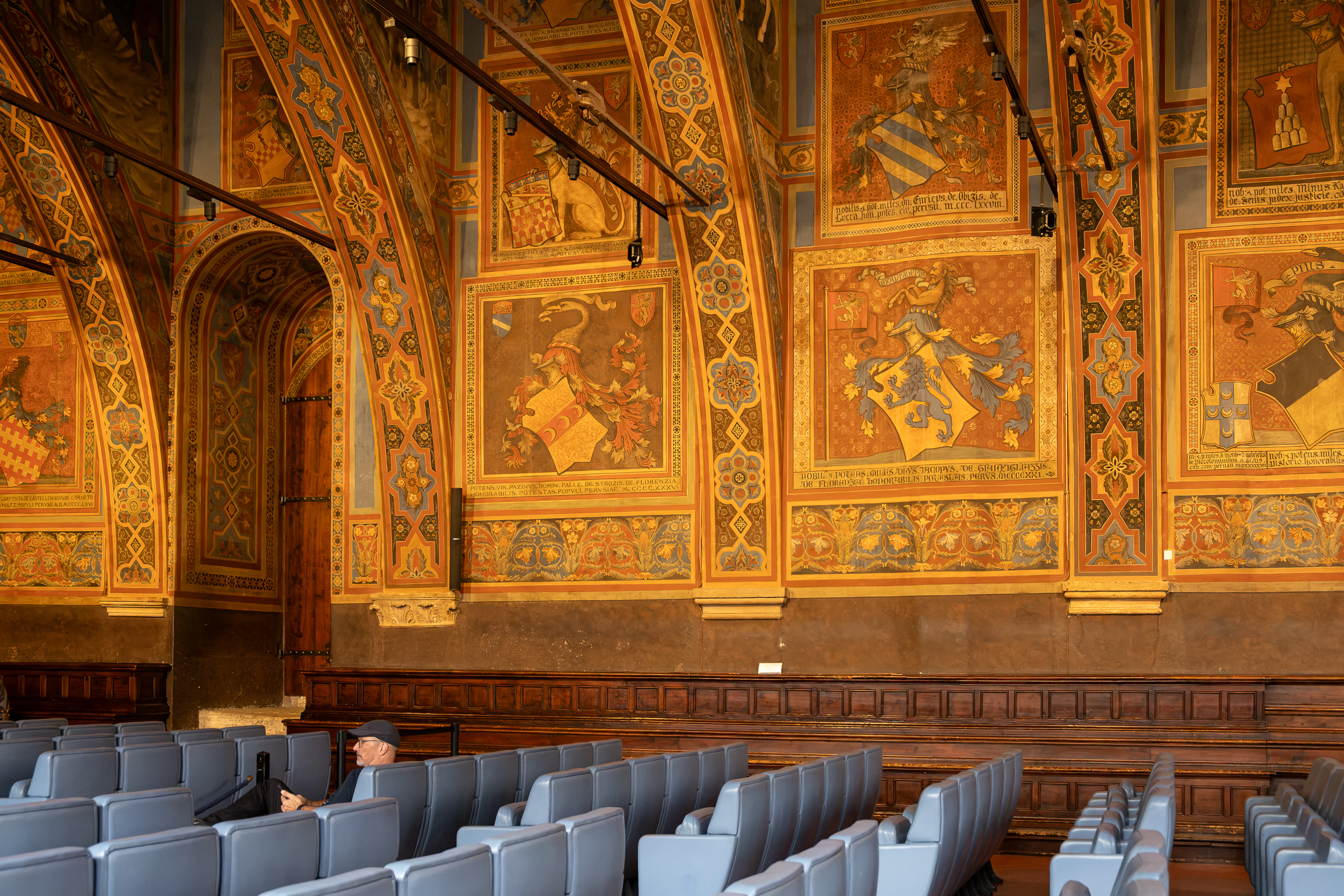 Sala dei Notari – Wappen an den Wänden, ein Besucher rastet